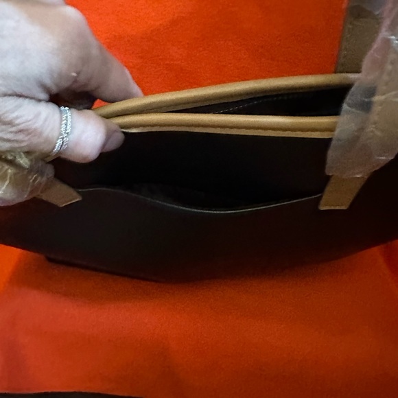 NWT Tahari Tote with Lip Care Set - Picture 5 of 12